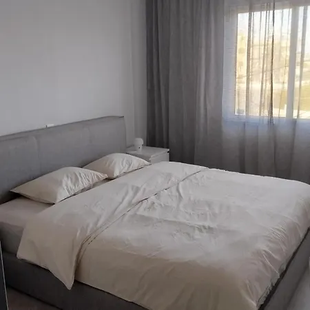 One Bedroom 아파트 파포스